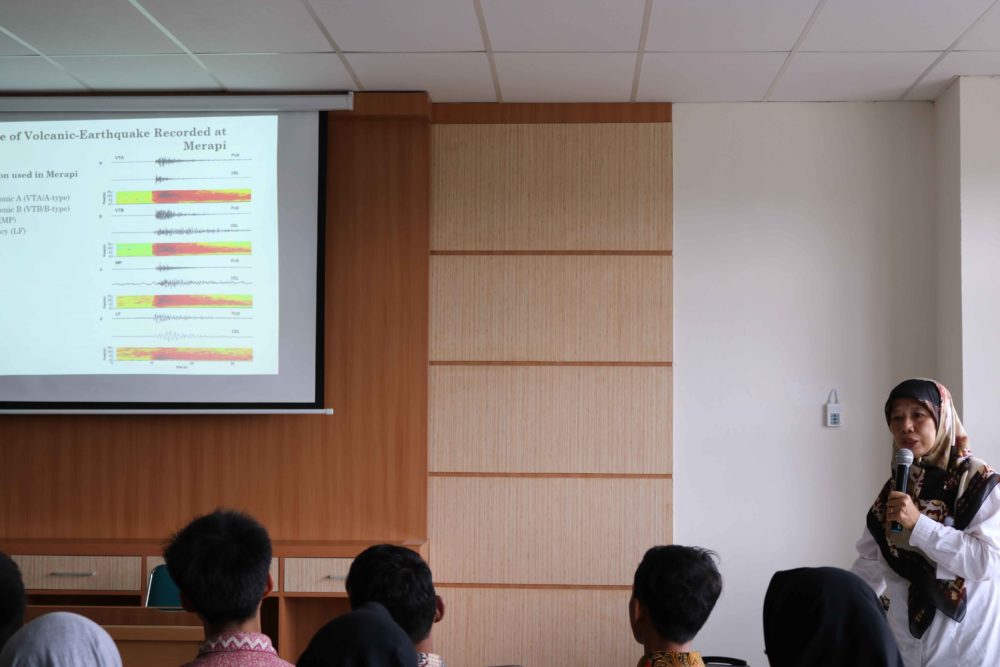 Kuliah Umum Perdana Fisika, Penerapan Fisika untuk