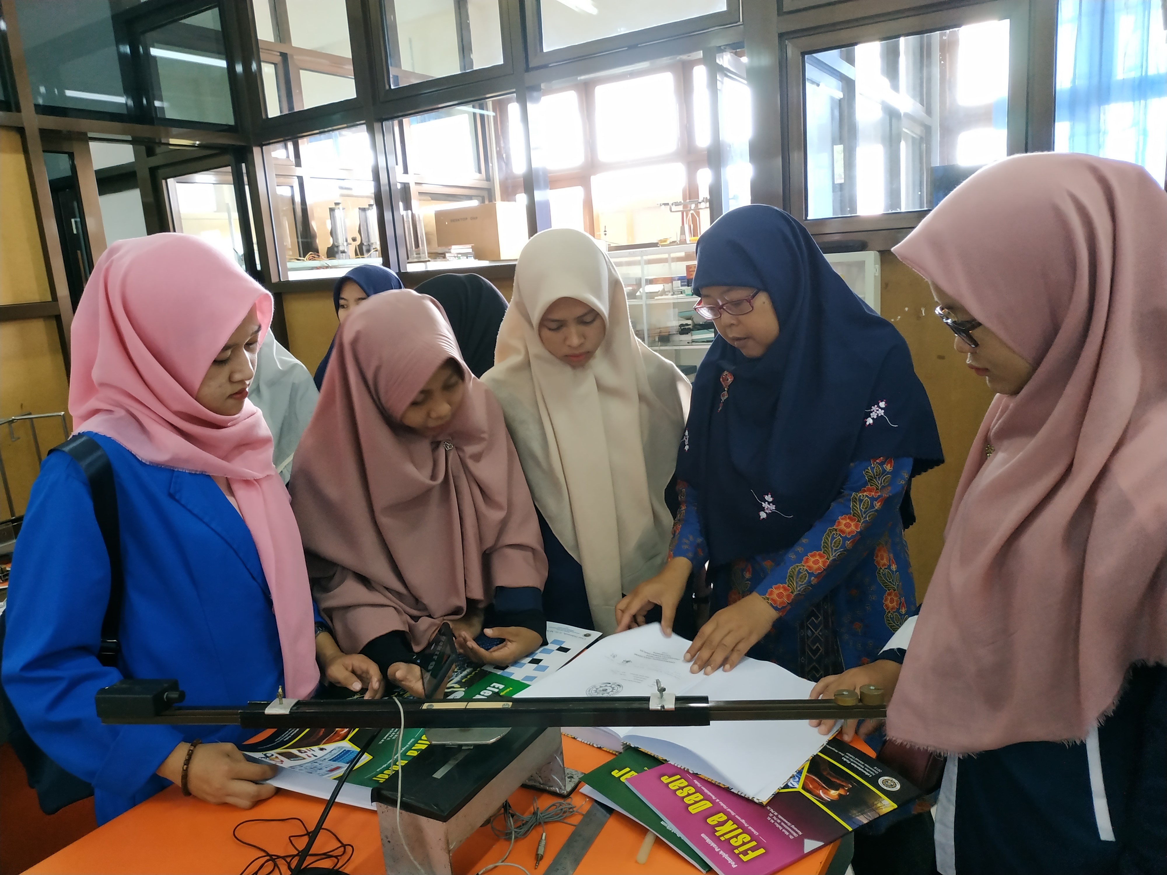 Laboratorium Fisika UAD Menerima Kunjungan dari Prodi PGSD Universitas Muhammadiyah Makassar